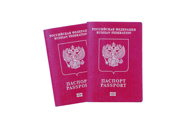 白い背景の上の 2 つのロシアのパスポート。分離されました。 - 写真・画像