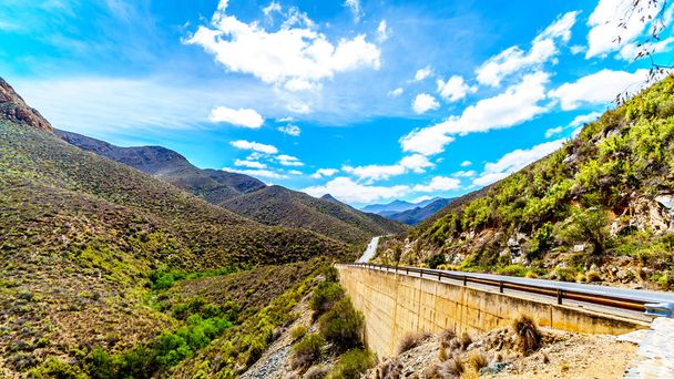 Imponujące Huisrivierpas, Huis rzeki Pass, na autostradzie 62 między Ladismith i Calitzdorp w Little Karoo zachodniej prowincji Przylądkowej z Republiki Południowej Afryki - Zdjęcie, obraz