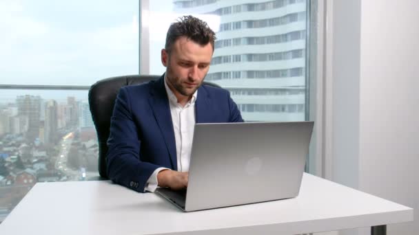 Businessman typing on the laptop in office - Felvétel, videó