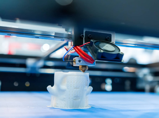 Máquina de impresión tridimensional, impresora 3D. - Foto, imagen