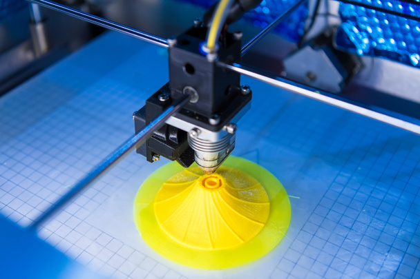 3D принтер или аддитивная технология производства и роботизированной автоматизации. - Фото, изображение