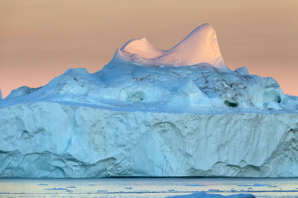 Naturaleza y paisajes de Groenlandia. Viaje en el buque científico entre los hielos. Estudio de un fenómeno de calentamiento global. Ices y témpanos de formas y colores inusuales
. - Foto, imagen