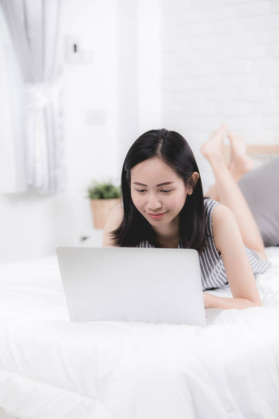 Cute Asian kobieta za pomocą laptopa w domu, - Zdjęcie, obraz