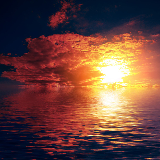 Puesta de sol naranja en el mar
 - Foto, imagen