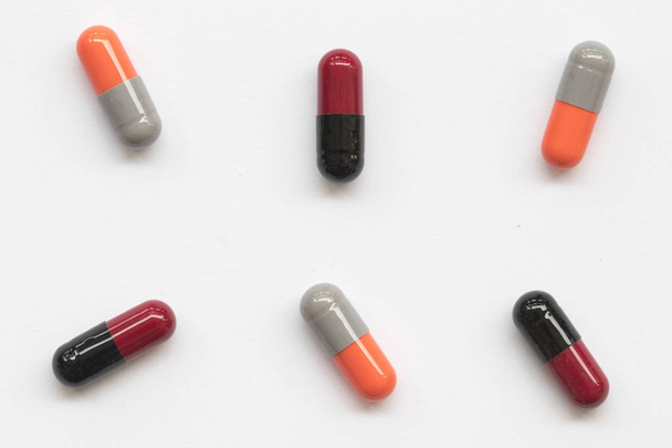  antibioticum wakkeren pillen regeling op witte achtergrond - Foto, afbeelding