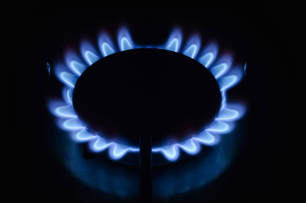 Widok z kuchenką gazową. Niebieski płomień gazu ziemnego. Naturalnej energii. Skroplonego gazu ziemnego. - Zdjęcie, obraz
