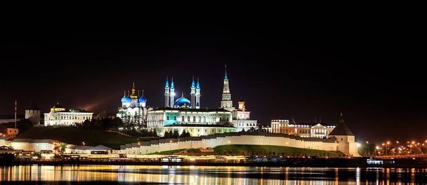 Kazan Kremlin. Nehrin yansıması ile gece manzara. Kazan, - Fotoğraf, Görsel