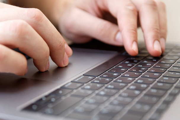 homem trabalhador de escritório está digitando teclado, tecnologia de negócios e ed
 - Foto, Imagem