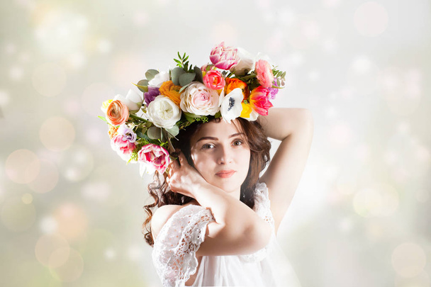 Красива жінка з квітковим вінком
 - Фото, зображення