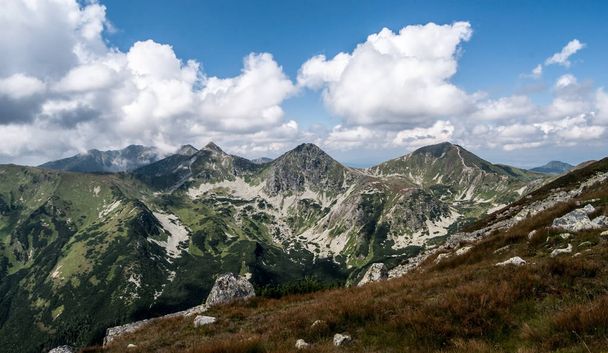 Volovec, οξεία Rohac και Placlive κορυφές από την κορυφογραμμή του βουνού Otrhance στην Δυτική Tatras mountains στη Σλοβακία - Φωτογραφία, εικόνα