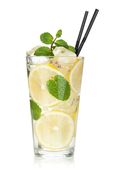 egy pohár limonádé citrommal és mentával - Fotó, kép