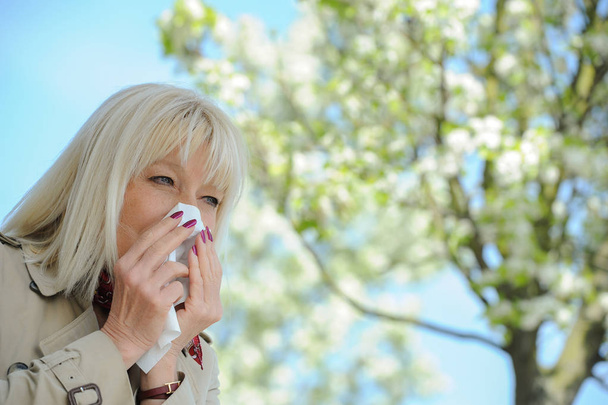 Senior Woman Allergy Pollen - Foto, immagini