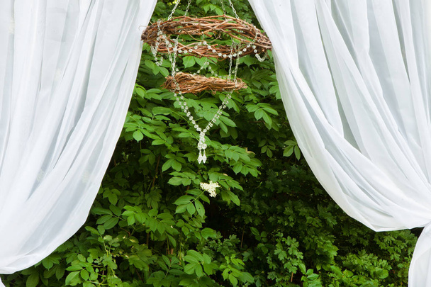 Свадебное оформление в лесу. Сельская свадебная церемония в лесу. Винтажные украшения в лесу
. - Фото, изображение