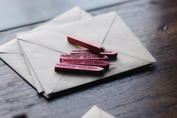 Man makes the stamp using sealing wax on the envelope - 写真・画像