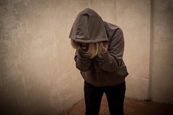Безнадійний наркоман тримає голову. портрет молодої людини з суттєвою залежністю
 - Фото, зображення