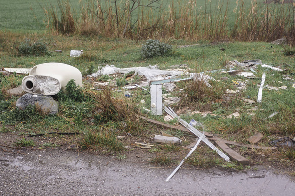 Odpadky na okraji silnice - Fotografie, Obrázek