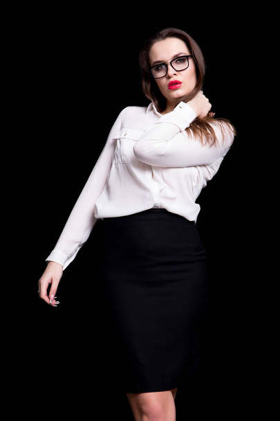 Porträt einer sexy Geschäftsfrau im Studio auf schwarzem Hintergrund - Foto, Bild