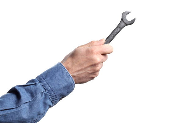mano del hombre sosteniendo una llave inglesa sobre fondo blanco con la ruta de recorte y espacio de copia
 - Foto, imagen