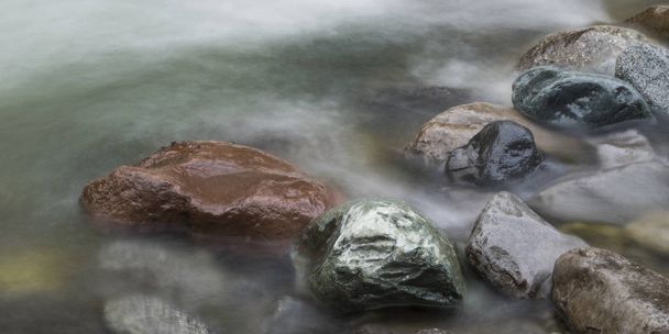 Вид на скалы в реке, Уистлер, Британская Колумбия, Канада
 - Фото, изображение
