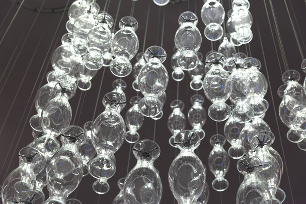 Vista de baixo ângulo de equipamentos de iluminação de vidro decorativo, Edimburgo, Escócia
 - Foto, Imagem