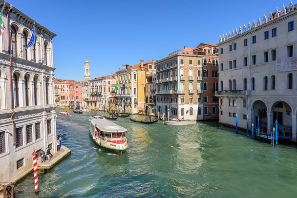 Wenecja, Włochy - 23 października 2017: Widok na kanał Grand od mostu Railto w Wenecja, Włochy. - Zdjęcie, obraz