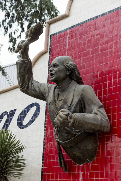 Статуя на стіні, Centro, Долорес Ідальго, Гуанахуато, Мексика - Фото, зображення