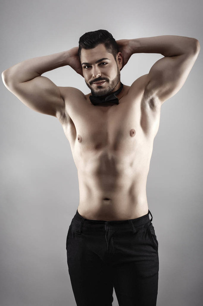 Handsome muscular man posing in studio - Zdjęcie, obraz