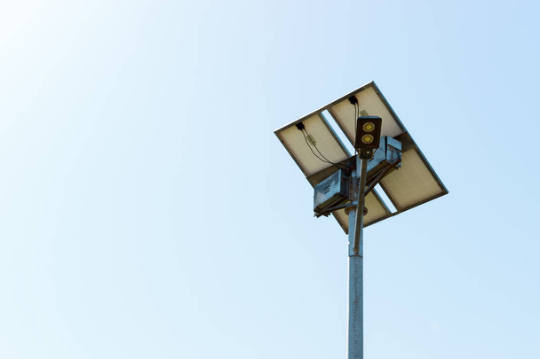Mavi gökyüzü arka plan üzerinde güneş paneli ile sokak lambası - Fotoğraf, Görsel