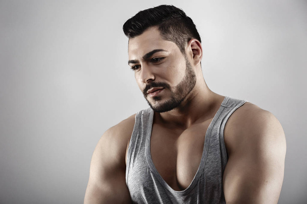 Handsome muscular man posing in studio - Foto, imagen
