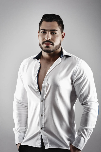 Sexy man Fashion Model with shirt and athletic body - Foto, afbeelding