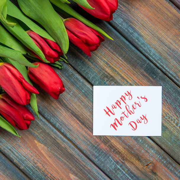 Tarjeta Feliz Día de la Madre con tulipanes rojos
 - Foto, Imagen