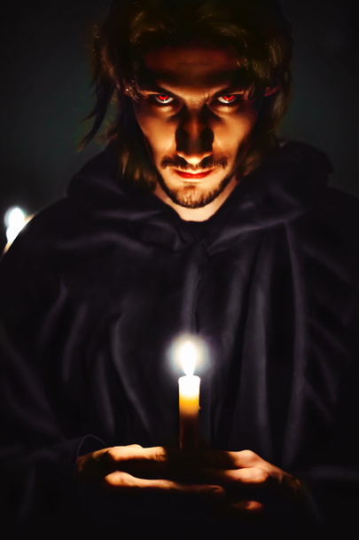 злий чаклун зі свічкою
 - Фото, зображення