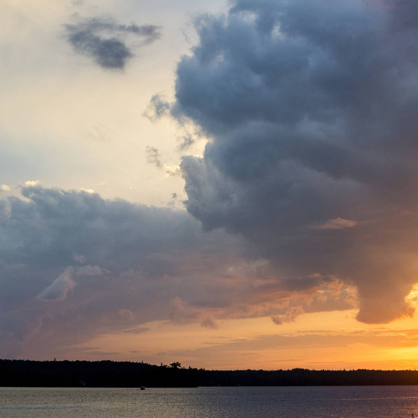 Γραφική θέα της λίμνης κατά το ηλιοβασίλεμα, λίμνη των ξύλων, Οντάριο, Καναδάς - Φωτογραφία, εικόνα