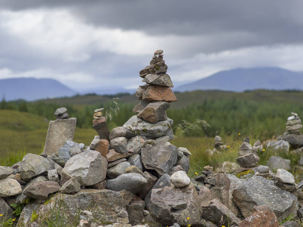 Στοίβα από πέτρες στο τοπίο, σκωτσέζικα Highlands της Σκωτίας - Φωτογραφία, εικόνα