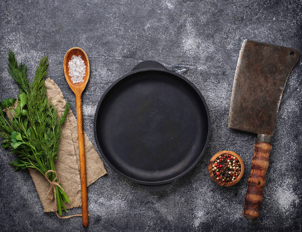 Kulinarischer Hintergrund mit Gewürzen, Pfanne und Spalter   - Foto, Bild