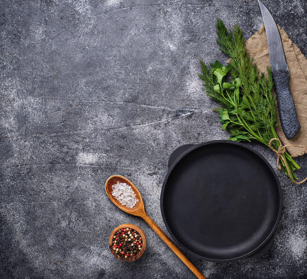 Baharat, pan ve bıçak ile mutfak arka plan - Fotoğraf, Görsel