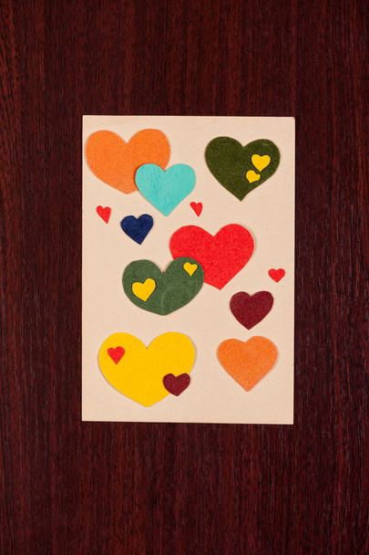 Kortti, jossa sydämet puinen tausta
 - Valokuva, kuva