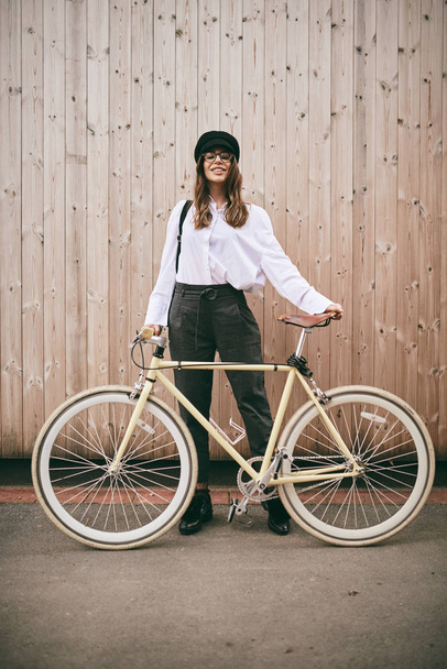Muotokuva kaunis brunette tilalla polkupyörä. puinen backgroun
 - Valokuva, kuva