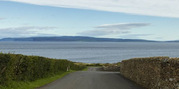 Мальовничий вид на дорозі, що проходить через узбережжі, шотландського високогір'я, Шотландія - Фото, зображення