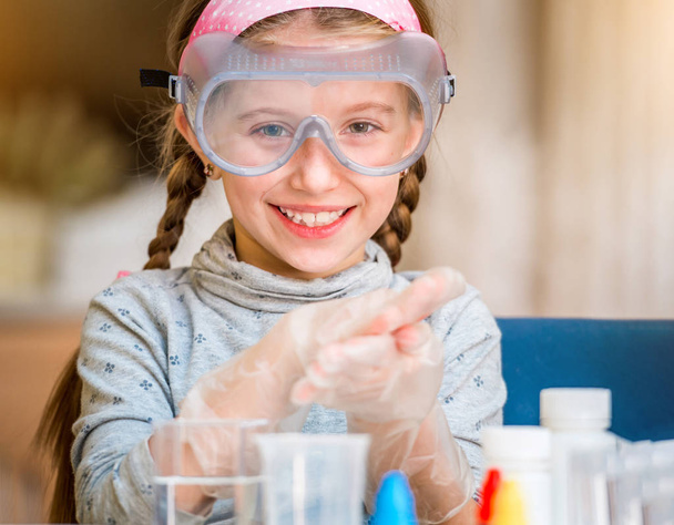 girl with flasks for chemistry - Foto, afbeelding