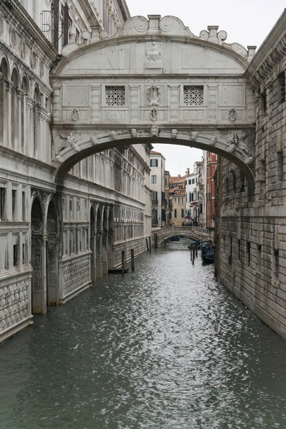 Σπίτια και οι δύο πλευρές του καναλιού με την γέφυρα των Στεναγμών, San Marco, Βενετία, Βένετο, Ιταλία - Φωτογραφία, εικόνα