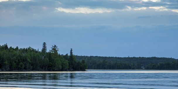 Festői kilátás nyílik a tóra, a naplemente, tó az erdőben, Ontario, Kanada - Fotó, kép