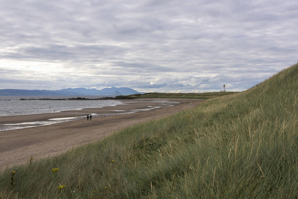 曇り空、ターンベリー、サウス ・ エアシャイア、スコットランドに対する海岸の風光明媚なビュー - 写真・画像