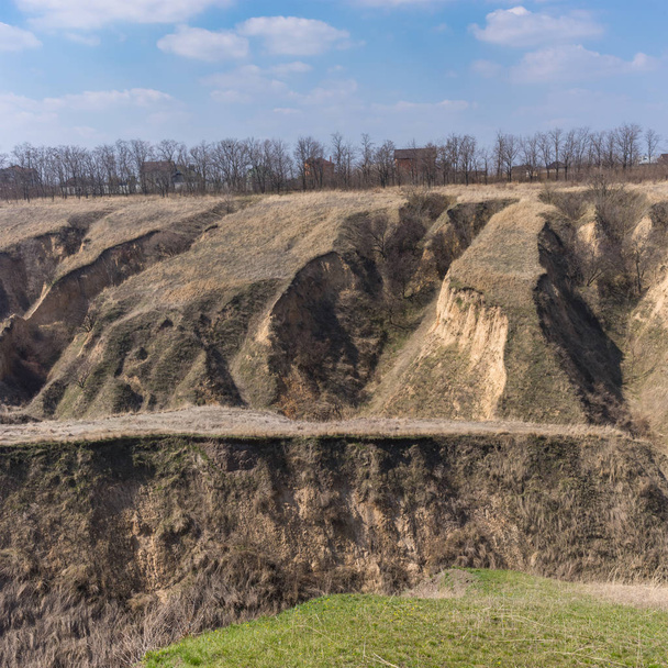 Časná jarní krajina s erozí půdy na okraji města Dnipro, Ukrajina - Fotografie, Obrázek