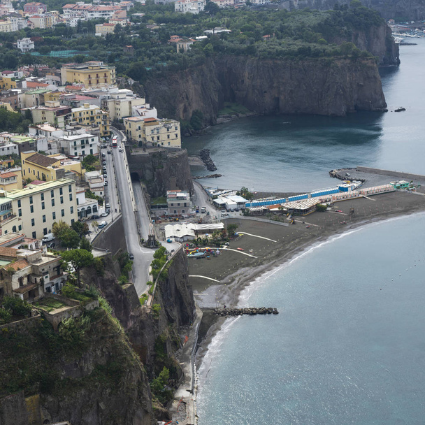Korkeat näkymät kaupunkiin rannikolla, Amalfin rannikko, Salerno, Campania, Italia
 - Valokuva, kuva