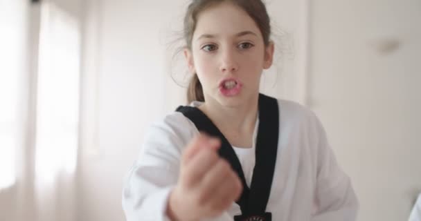 Slow motion záběry dívky cvičí bojová umění - Záběry, video