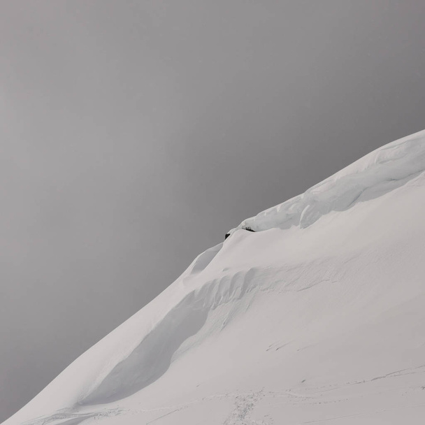 Montaña cubierta de nieve en invierno, Montaña Whistler, Columbia Británica, Canadá
 - Foto, Imagen