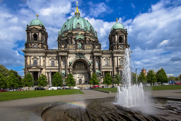Catedral de Berlín y fuente, Alemania
 - Foto, Imagen