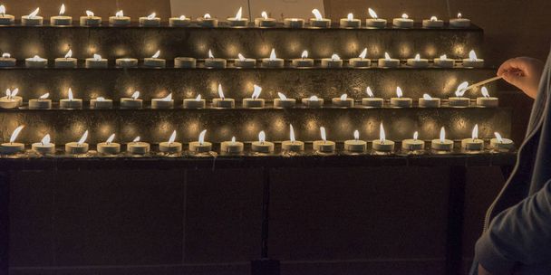 Persoon verlichting kerk votief kaarsen op St Giles Cathedral, Edinburgh, Schotland - Foto, afbeelding