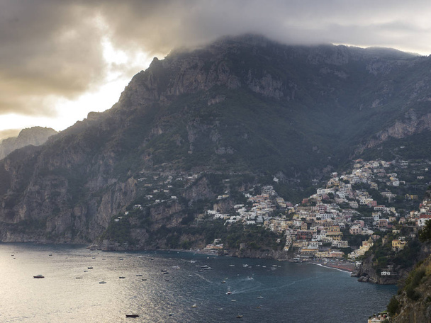 Podwyższone widok miasta na wybrzeżu, wybrzeże Amalfi, Salerno, Campania, Włochy - Zdjęcie, obraz